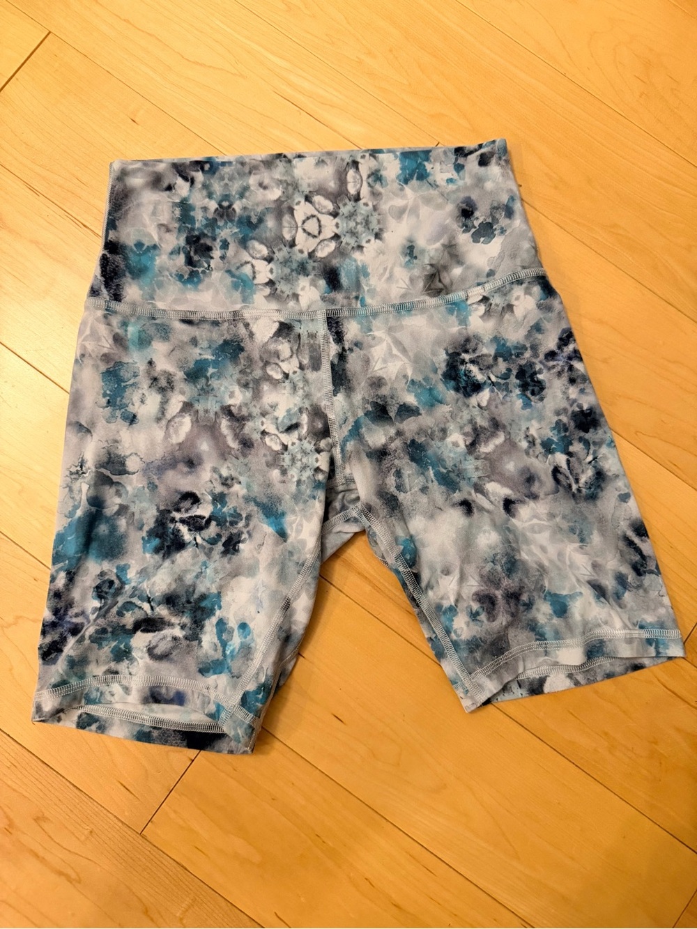 Lululemon Align High Rise Short 8" Size 6 Multi Blue Floral Biker Shorts